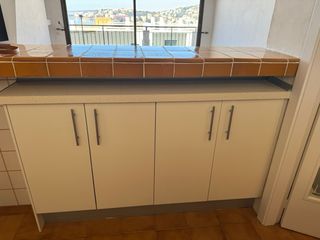 Cocina modular beige y blanca