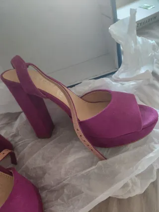 Sandalias de tacón moradas y rosas