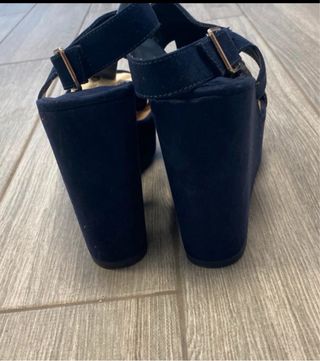 Sandalias de cuña azul Stradivarius