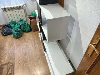 Estantería salón moderna blanca y negra