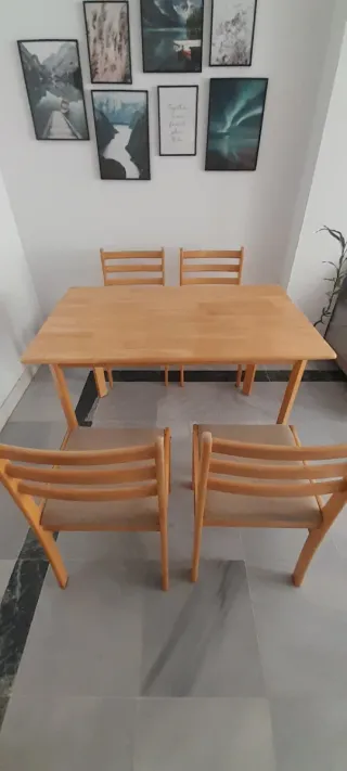 Mesa de comedor y 4 sillas de madera