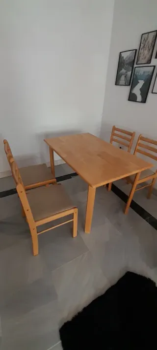 Mesa de comedor y 4 sillas de madera