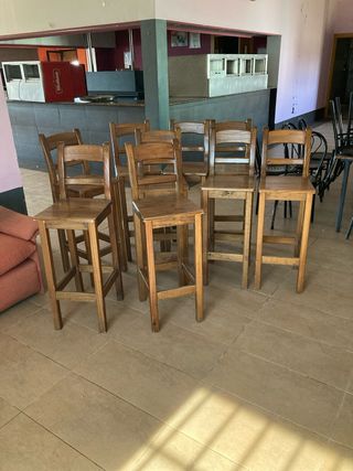 Mesas y sillas de bar con taburetes
