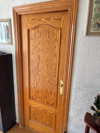 Puerta de madera con marco