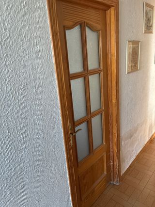 Puerta de madera con marco