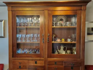 2 piezas. Mueble de comedor completo con vitrina.