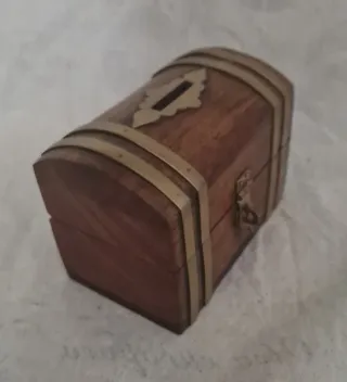 Baúl pequeño de madera con detalles metálicos