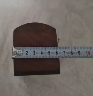 Baúl pequeño de madera con detalles metálicos