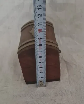 Baúl pequeño de madera con detalles metálicos
