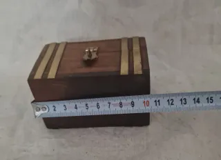 Baúl pequeño de madera con detalles metálicos