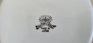 Antiguo juego de sake en porcelana muy fina con pr