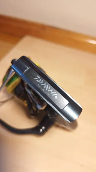 Carrete de pesca a spinning daiwa certate 300p 201
