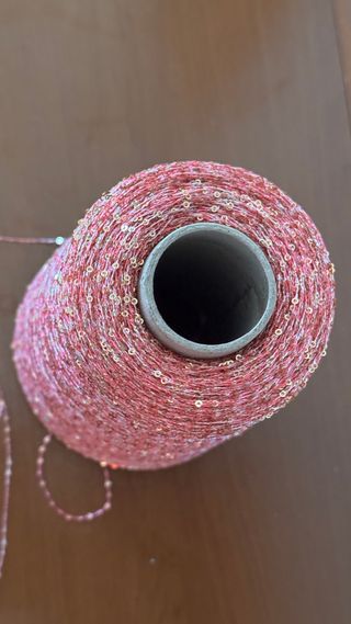 Ovillo de lana con lentejuelas