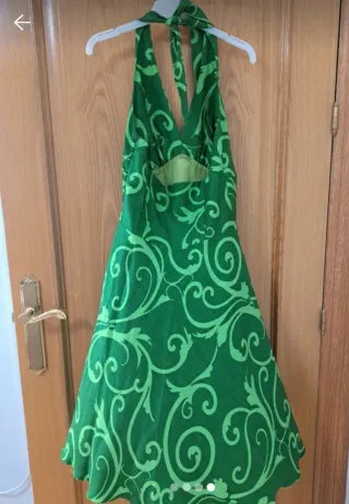 Vestido verde con espalda al aire y atado al cuell