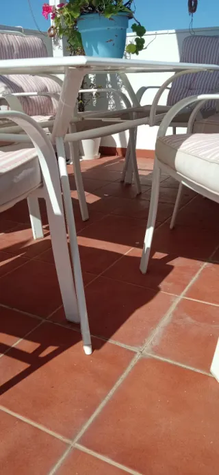 Mesa metal blanco cristal y seis silla con cogines