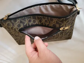 Bolso con asa de mano y bandolera.