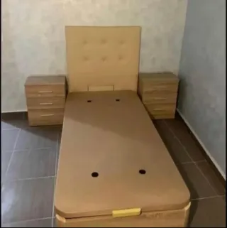 Cama canapé tapizada beige y madera