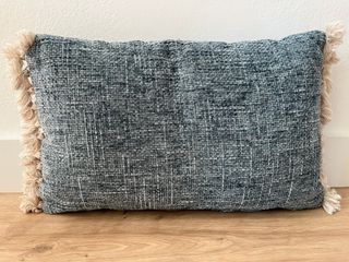 Cojín decorativo azul y beige