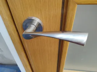 Puerta madera roble con cristales. Completa