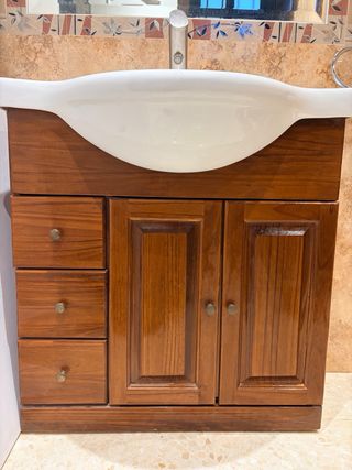 Mueble de baño con lavabo.