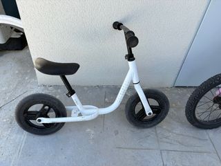 Bicicleta de equilibrio blanca