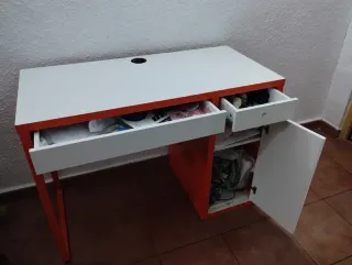 Escritorio y Silla Naranja y Blanco