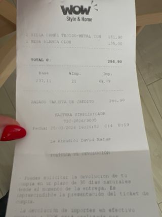 Mesa comedor cuadrada blanca.