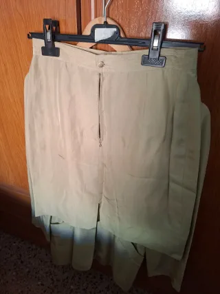 Traje TOYPES Beige Chaqueta y Falda tejido seda na