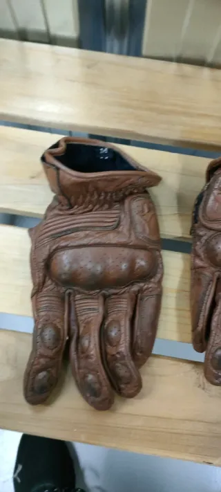 Casco y guantes de moto de paloma bloyd