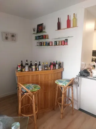 Bar de ratán con taburetes y accesorios