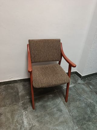 Silla de madera con tapizado marrón