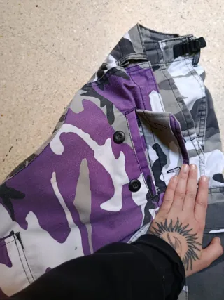 Pantalones cargo camuflaje morado y gris