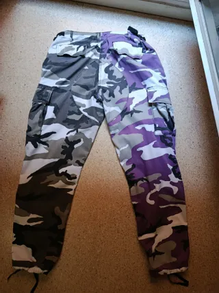 Pantalones cargo camuflaje morado y gris