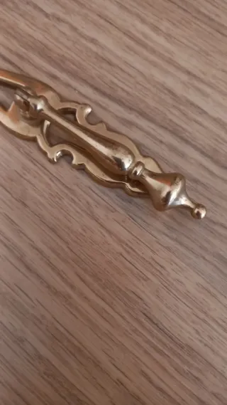 Tirador dorado para armario