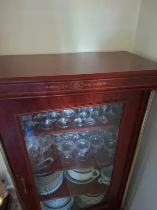 Mueble vitrina de madera y cristal
