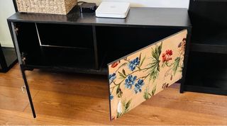 Mueble bajo salón floral metal y madera