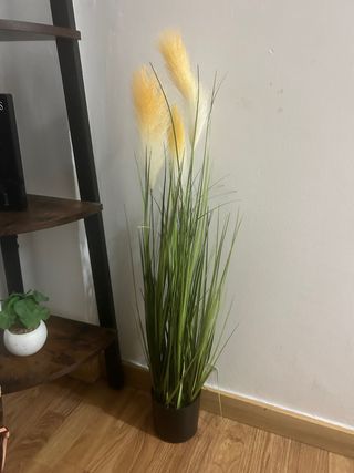Planta artificial alta con espigas amarillas
