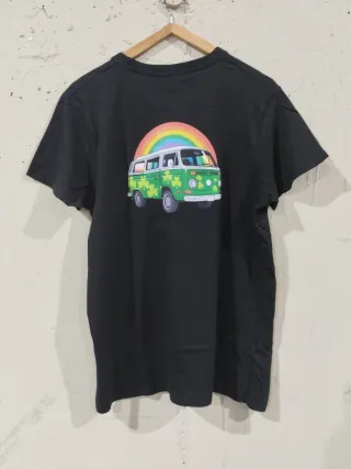 Camiseta Negra Estampada Furgo Arcoíris