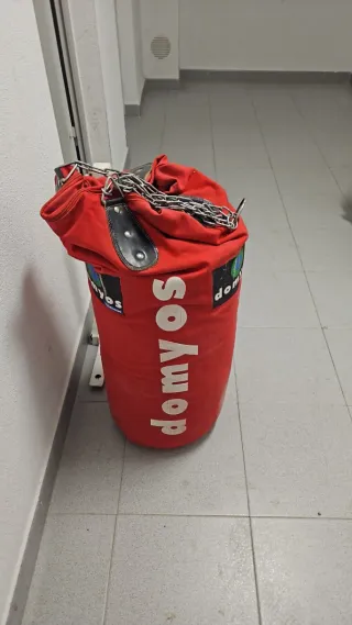 Soporte para saco de boxeo y saco de boxeo