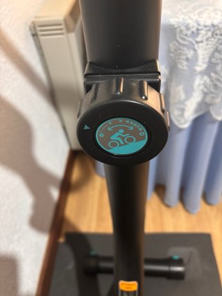 Bicicleta estática negra en buen estado.