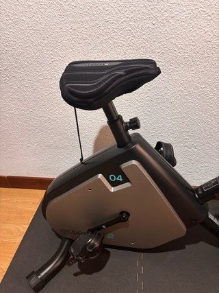Bicicleta estática negra en buen estado.