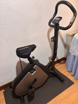 Bicicleta estática negra en buen estado.