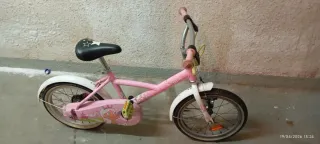 Bicicleta infantil rosa para aprender