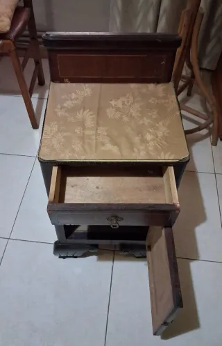 Mesita auxiliar antigua madera y cristal