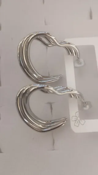 Pendientes plateados entrelazados