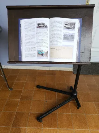 Atril antiguo de castaño convertible a mesa