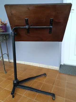 Atril antiguo de castaño convertible a mesa