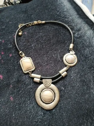 Colgante beige y plateado