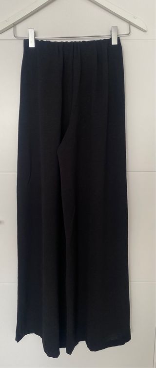 Pantalón fluido negro con pinzas Zara