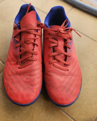 Botas de fútbol rojas y azules